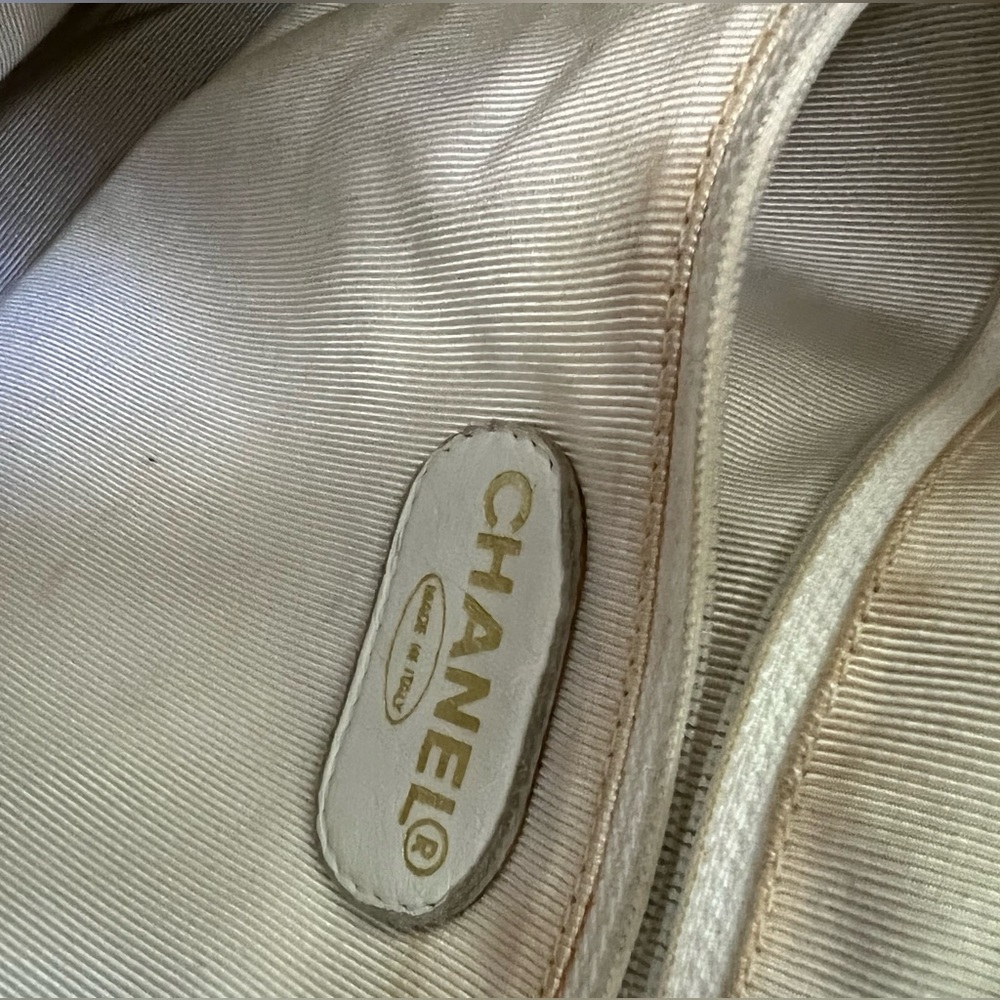 VINTAGE RARE — Chanel Bucket Bag with Tortoise Handle - Picture 5 of 12